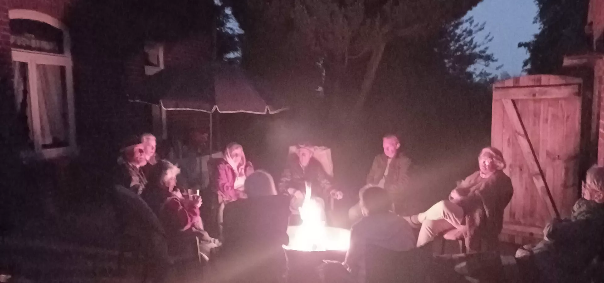 Gemeinschaft unseres Hofes Elbtalaue Rosien am Lagerfeuer