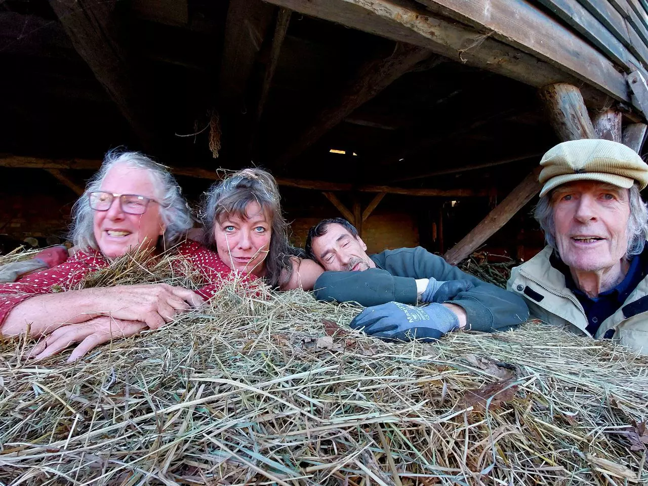 Gemeinschaft unseres Hofes Elbtalaue Rosien am Lagerfeuer