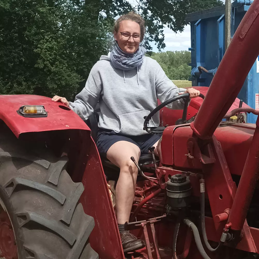 Fanny aus Rosien hilft mit dem Trecker auf unserem Hof