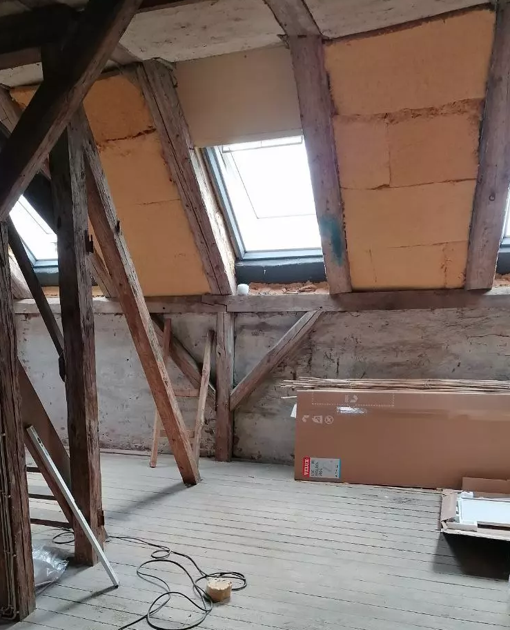 Hof Elbtalaue Rosien e.V. - Die neue Wärmedämmung im Dachgeschoß