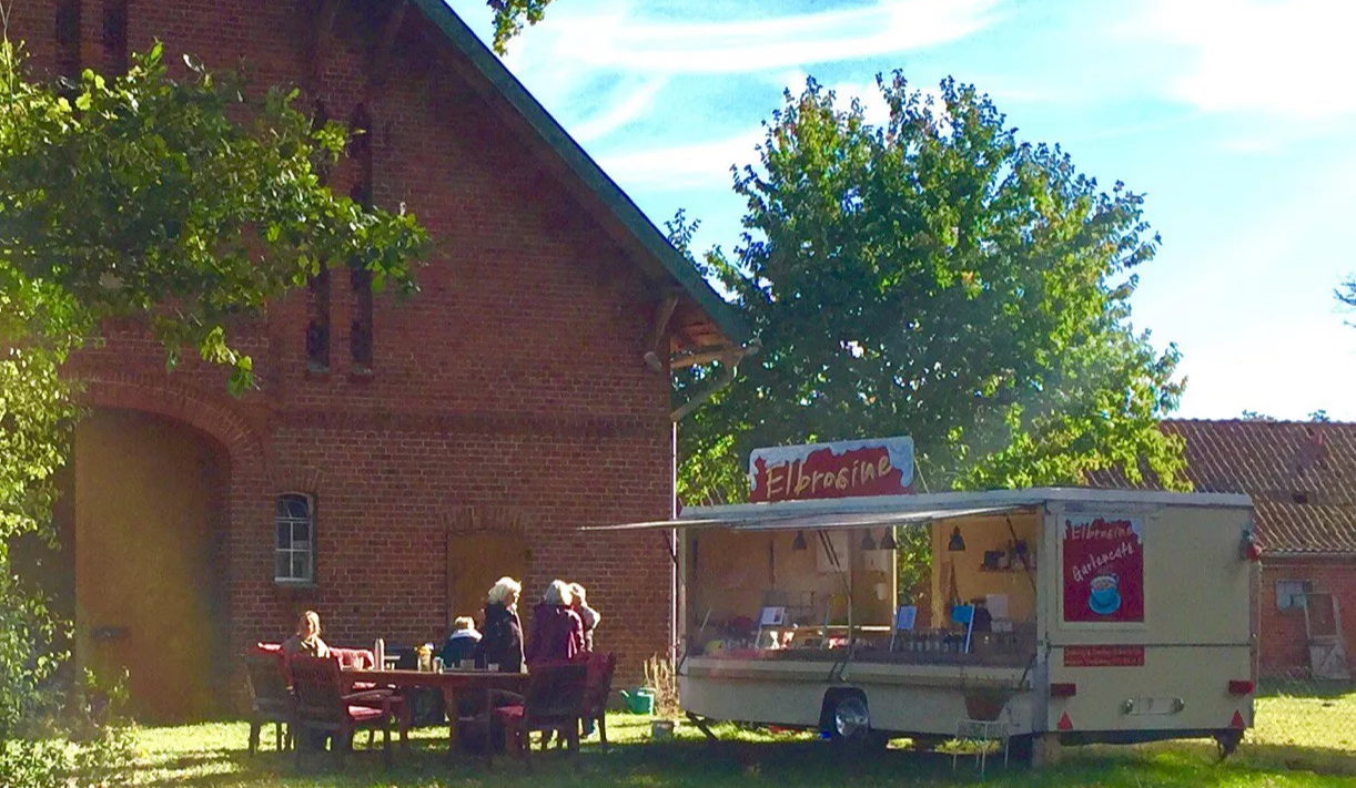 Hof Elbtalaue Rosien e.V. - Unser Gartencafewagen "Elbrosine"