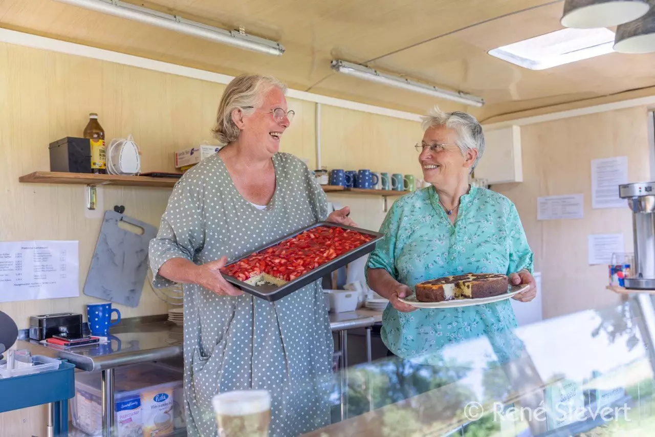Hofes Elbtalaue Rosien e.V. - Gartencafe Elbrosine - Kuchen von Karin und Ingrid