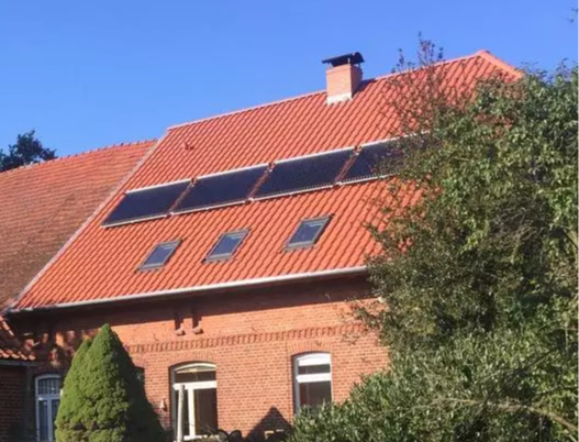 Solarkollektoren auf dem neuen Dach des Haupthauses vom Hof Elbtalaue in Rosien
