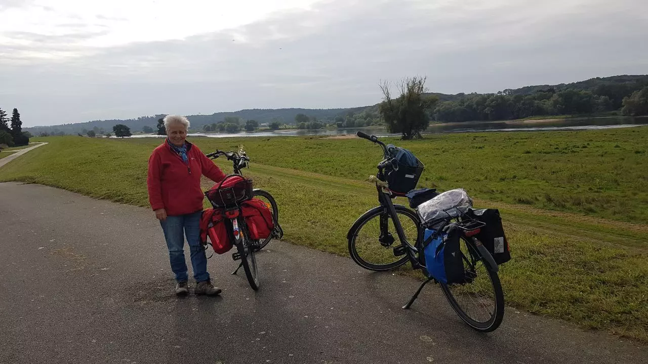 Ingrid Lang mit dem Rad untewegs an der Elbe