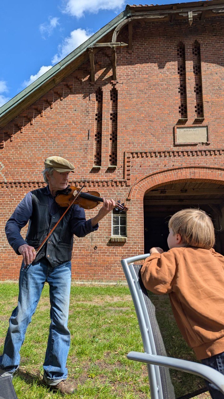 Hof Elbtalaue Rosien e.V. - Musik - Helmut als Stehgeiger Hof Elbtalaue Rosien e.V. - Musik - Helmut als Stehgeiger