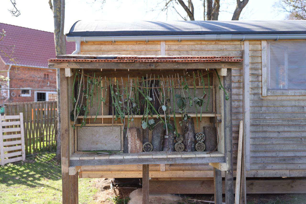 Hof Elbtalaue Rosien e.V. - Kurs für den Bau eines Insektenhotels. Auf dem Bild das fertigestellte Hotel. Hof Elbtalaue Rosien e.V. - Kurs für den Bau eines Insektenhotels. Auf dem Bild das fertigestellte Hotel.