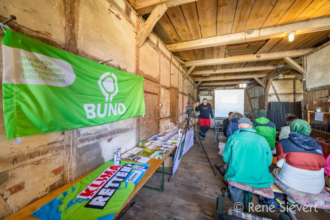 Hof Elbtalaue Rosien e.V. | Die große Tenne für unsere Veranstaltungen - hier zum Insektenhotel vom B.U.N.D. ein Vortrag