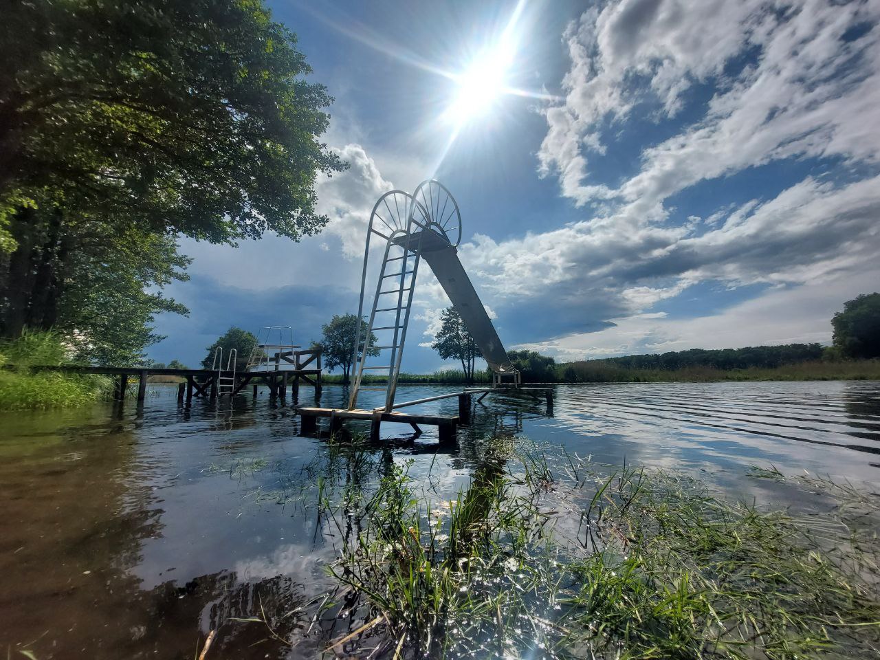 Schwimmen in der Natur - eine Rutsche für den Spass beim Baden